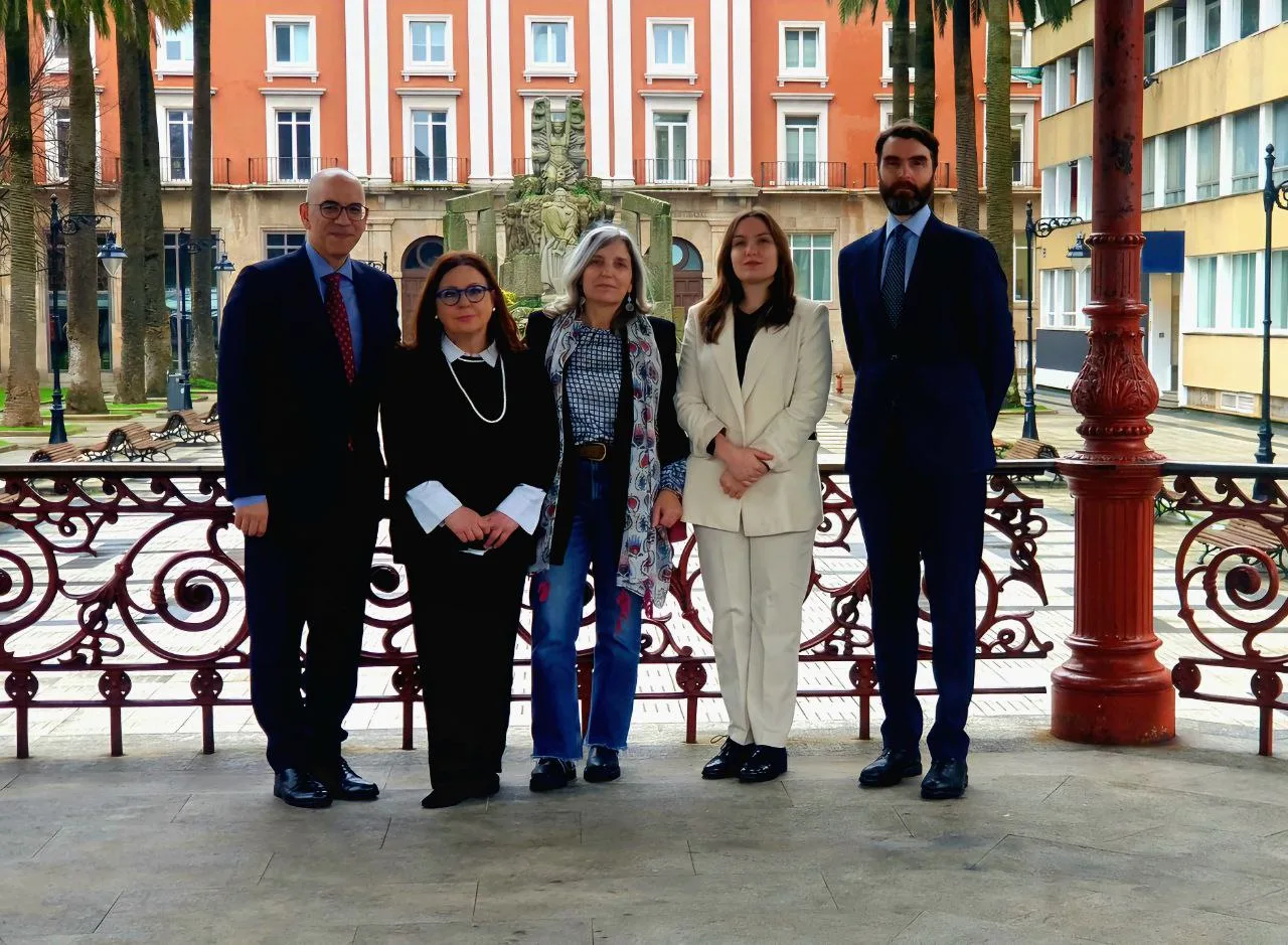 portada Equipo de 'Abogacía por el Cambio' posando con vistas a A Coruña, ciudad donde presentan su candidatura